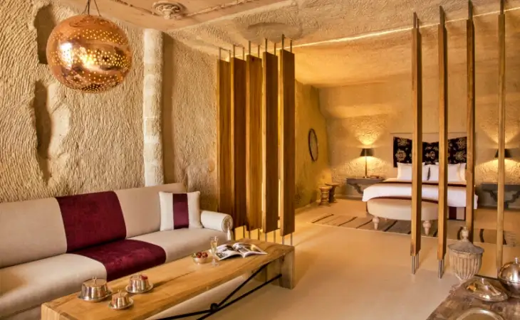 Ortahisar’da Hezen Cave Hotel modern detaylı kaya oyma mağara oda